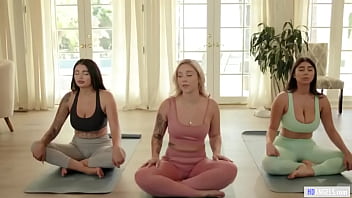 G/g yoga class - Kali Roses, Violet Myers, Carolina Cortez